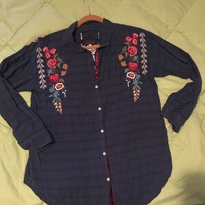 Johnny Was Navy button down top-fantastic Embroidery Coming & Going!